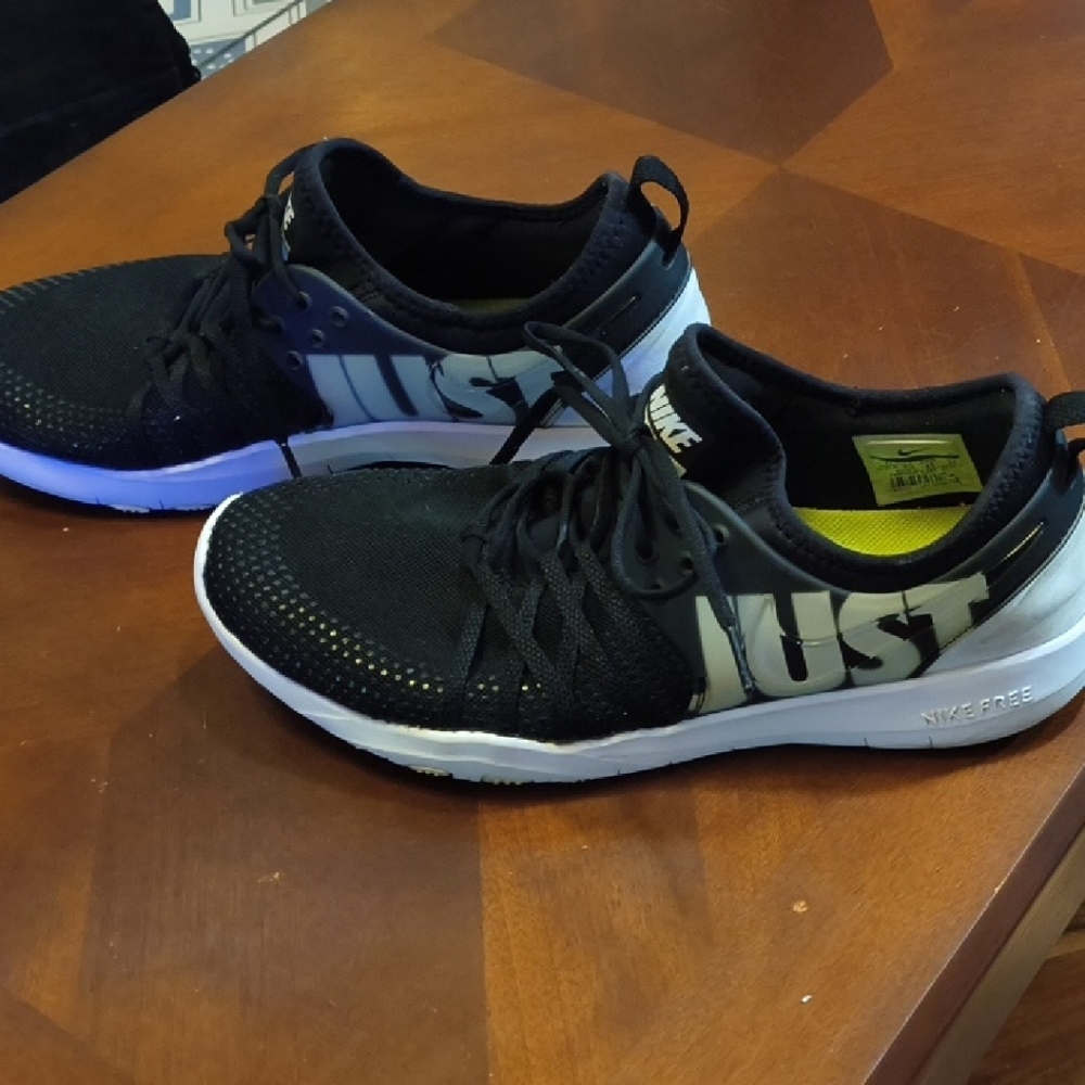 Nike Women's Black and White Athletic Shoes (Sz. 11)